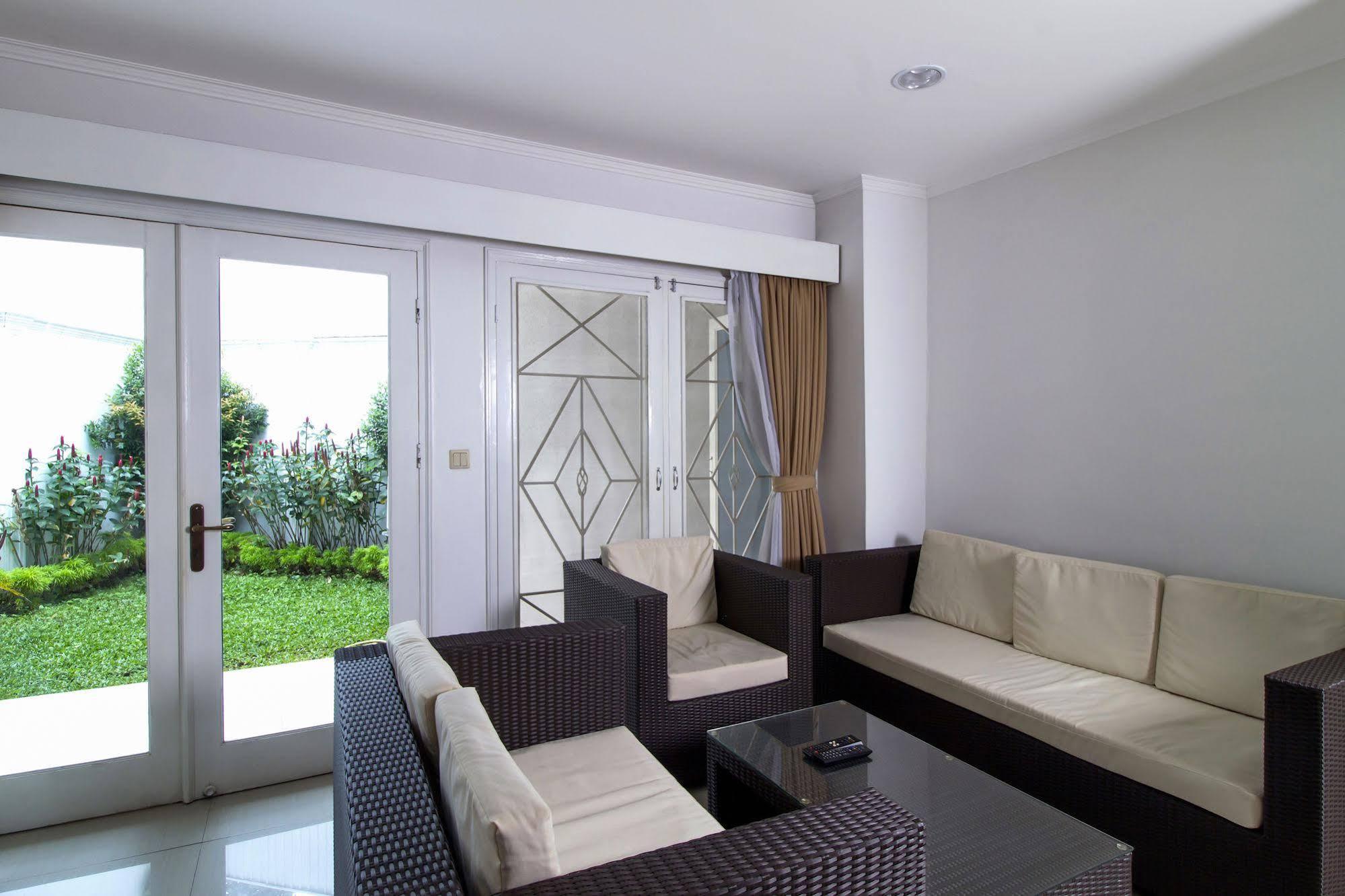 Reddoorz Plus @ Tendean Jacarta Exterior foto
