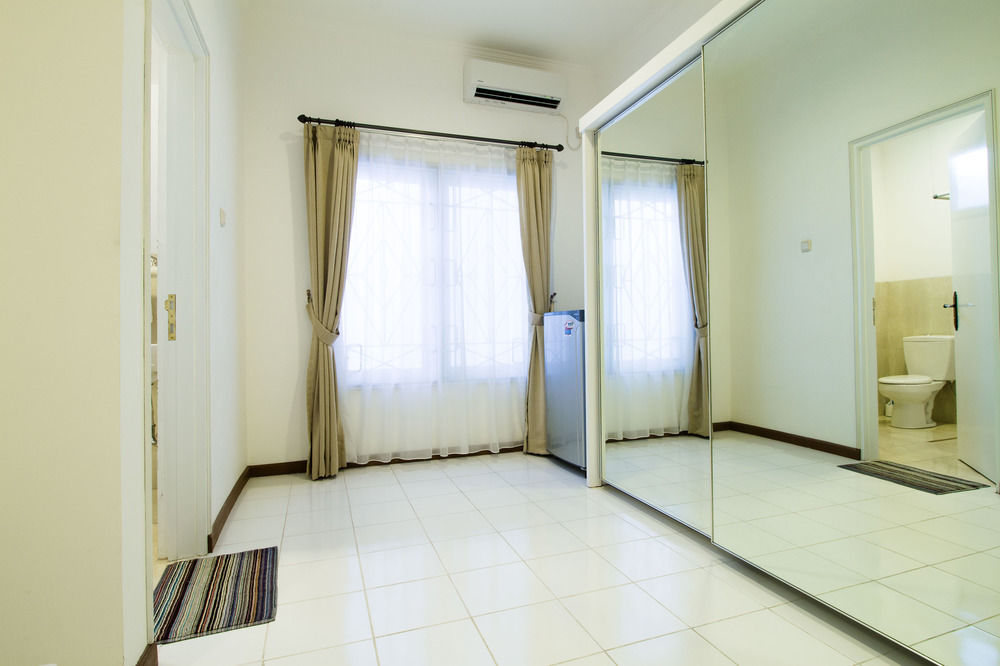 Reddoorz Plus @ Tendean Jacarta Exterior foto