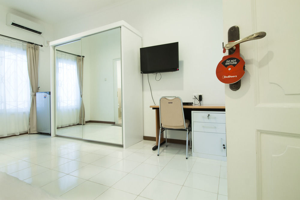 Reddoorz Plus @ Tendean Jacarta Exterior foto