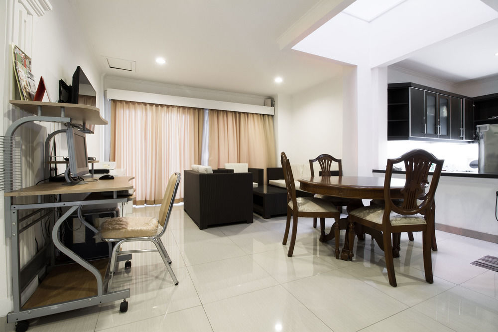 Reddoorz Plus @ Tendean Jacarta Exterior foto
