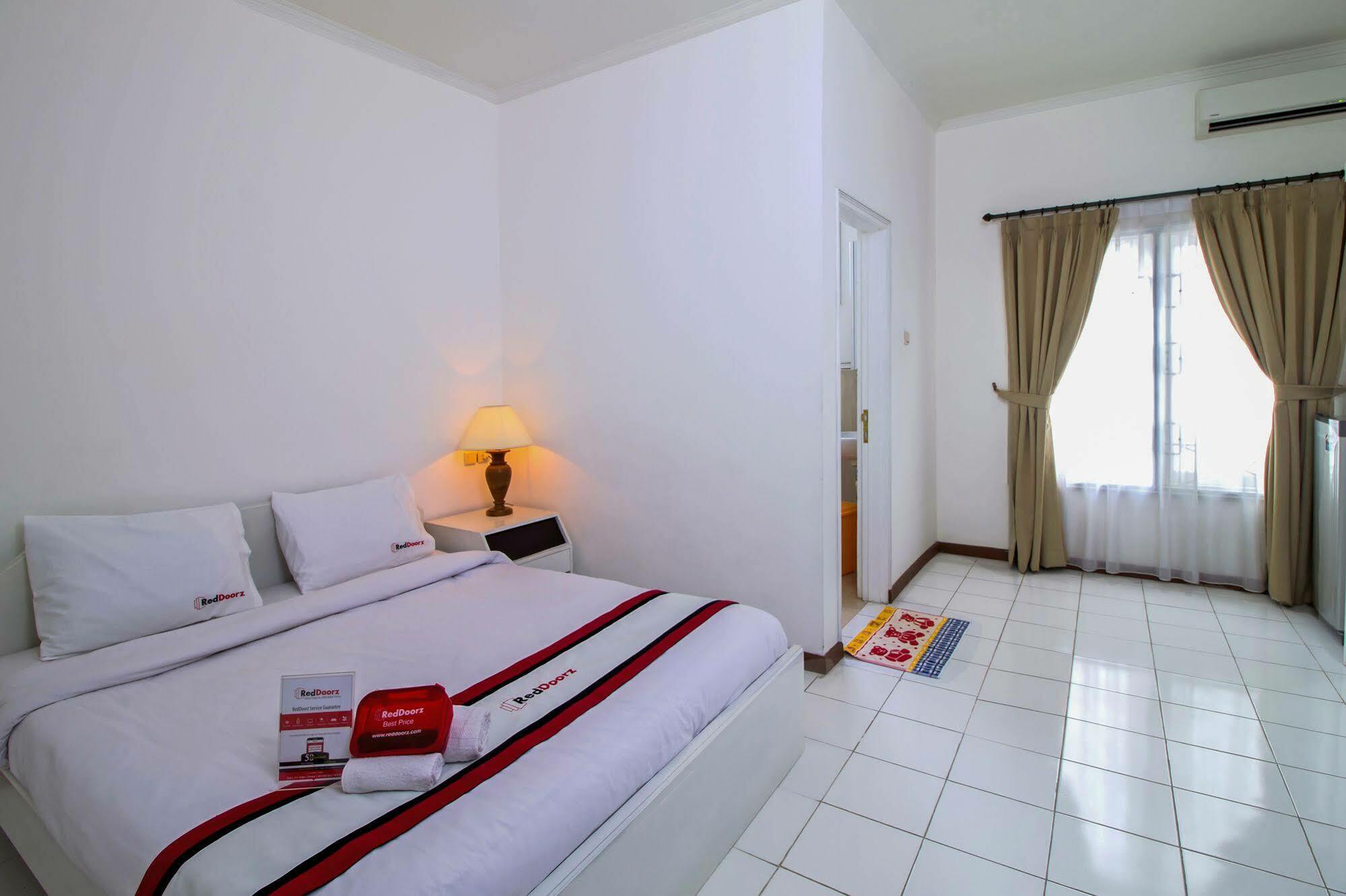 Reddoorz Plus @ Tendean Jacarta Exterior foto