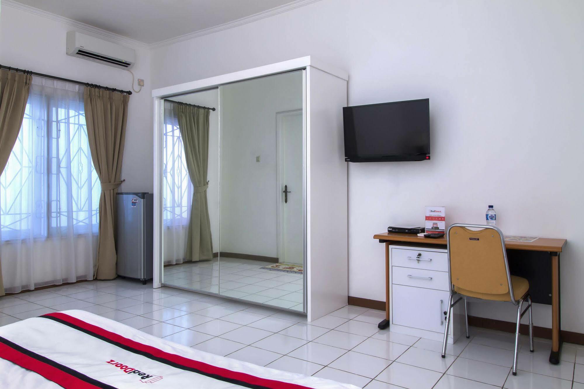 Reddoorz Plus @ Tendean Jacarta Exterior foto