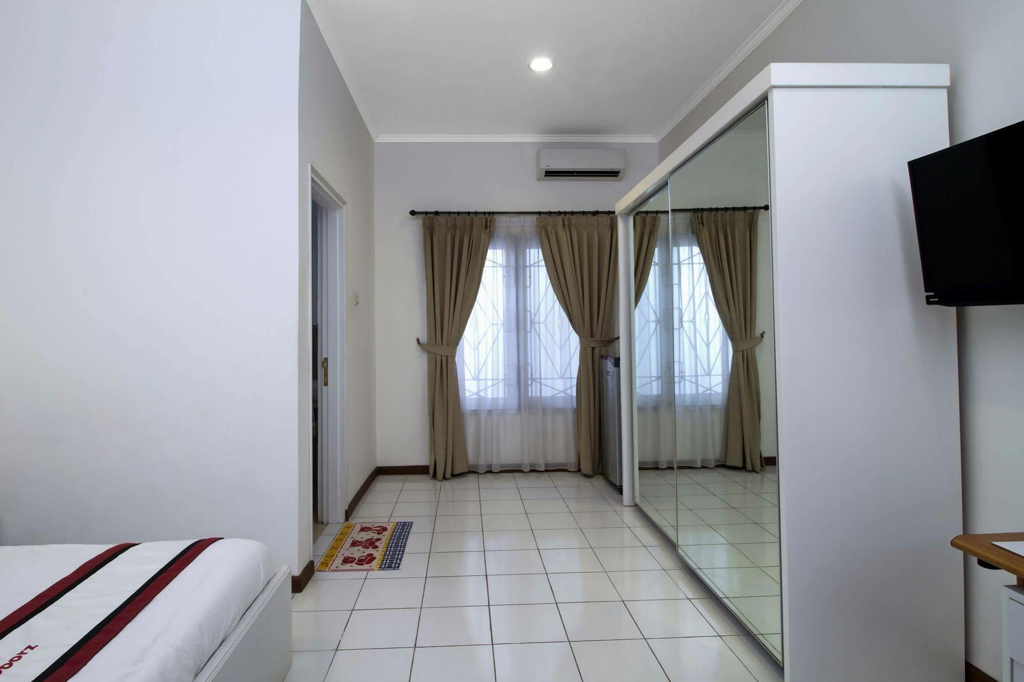 Reddoorz Plus @ Tendean Jacarta Exterior foto
