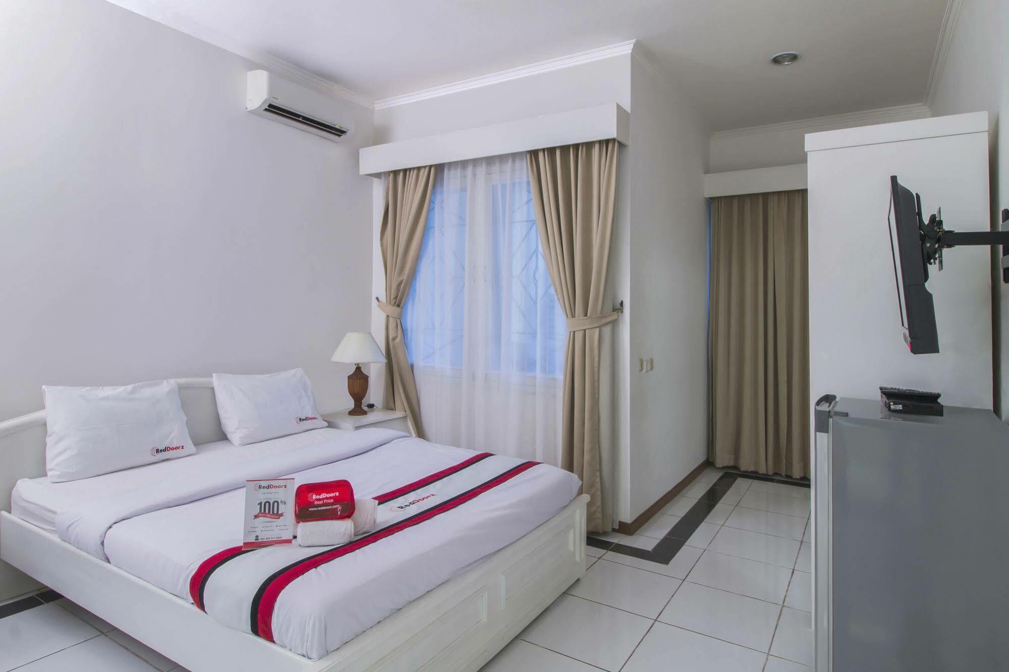 Reddoorz Plus @ Tendean Jacarta Exterior foto