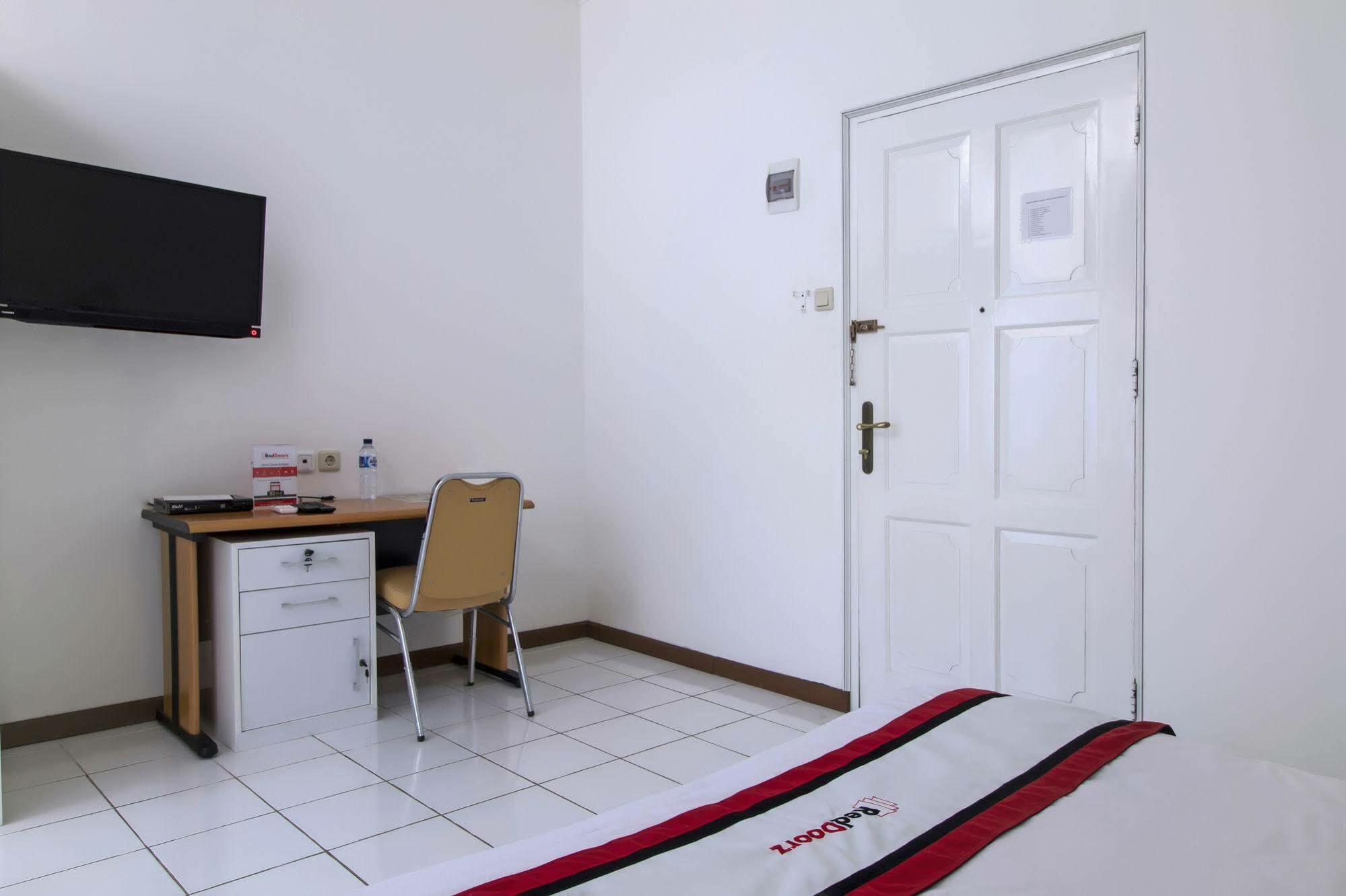 Reddoorz Plus @ Tendean Jacarta Exterior foto