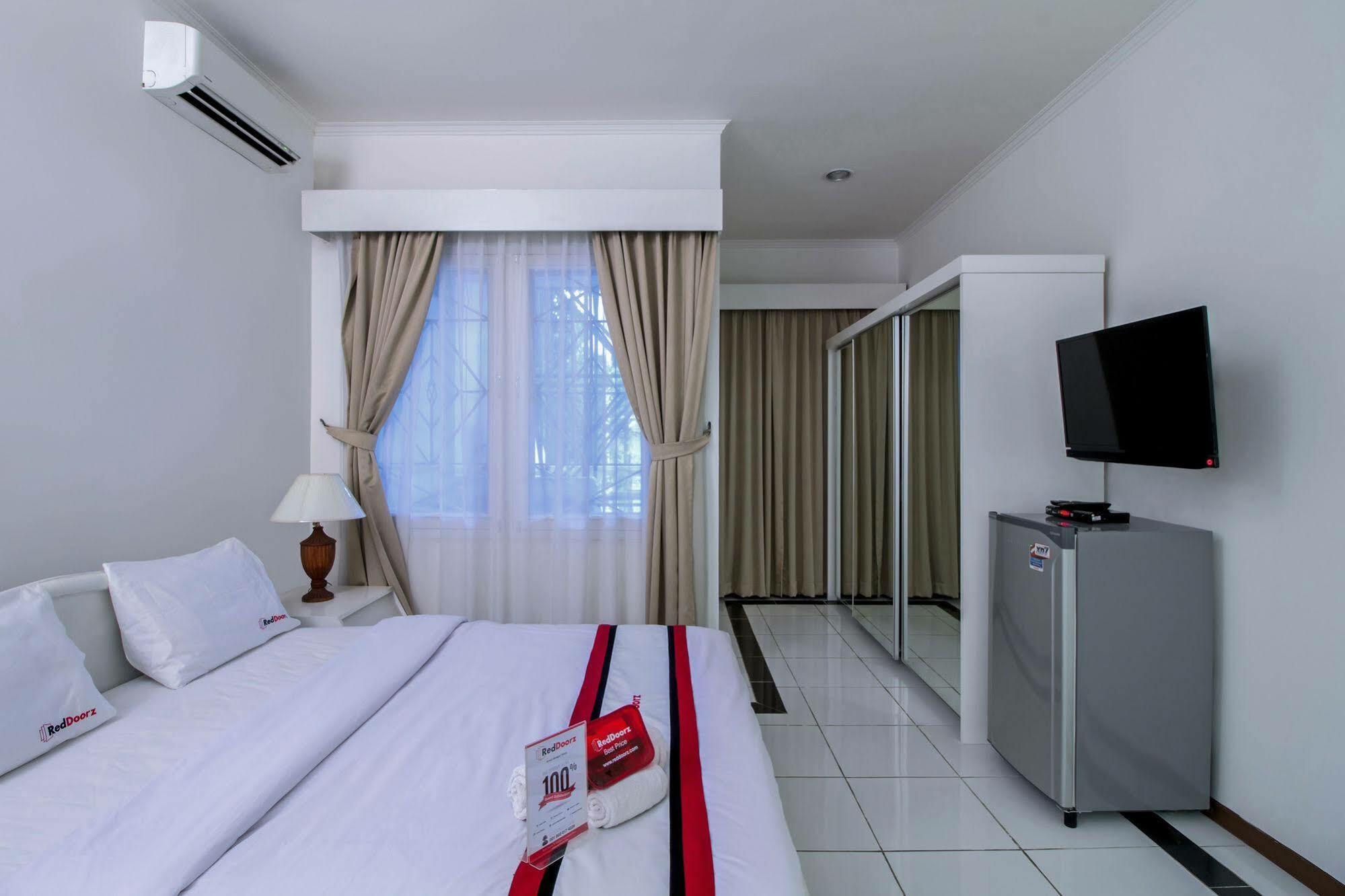 Reddoorz Plus @ Tendean Jacarta Exterior foto