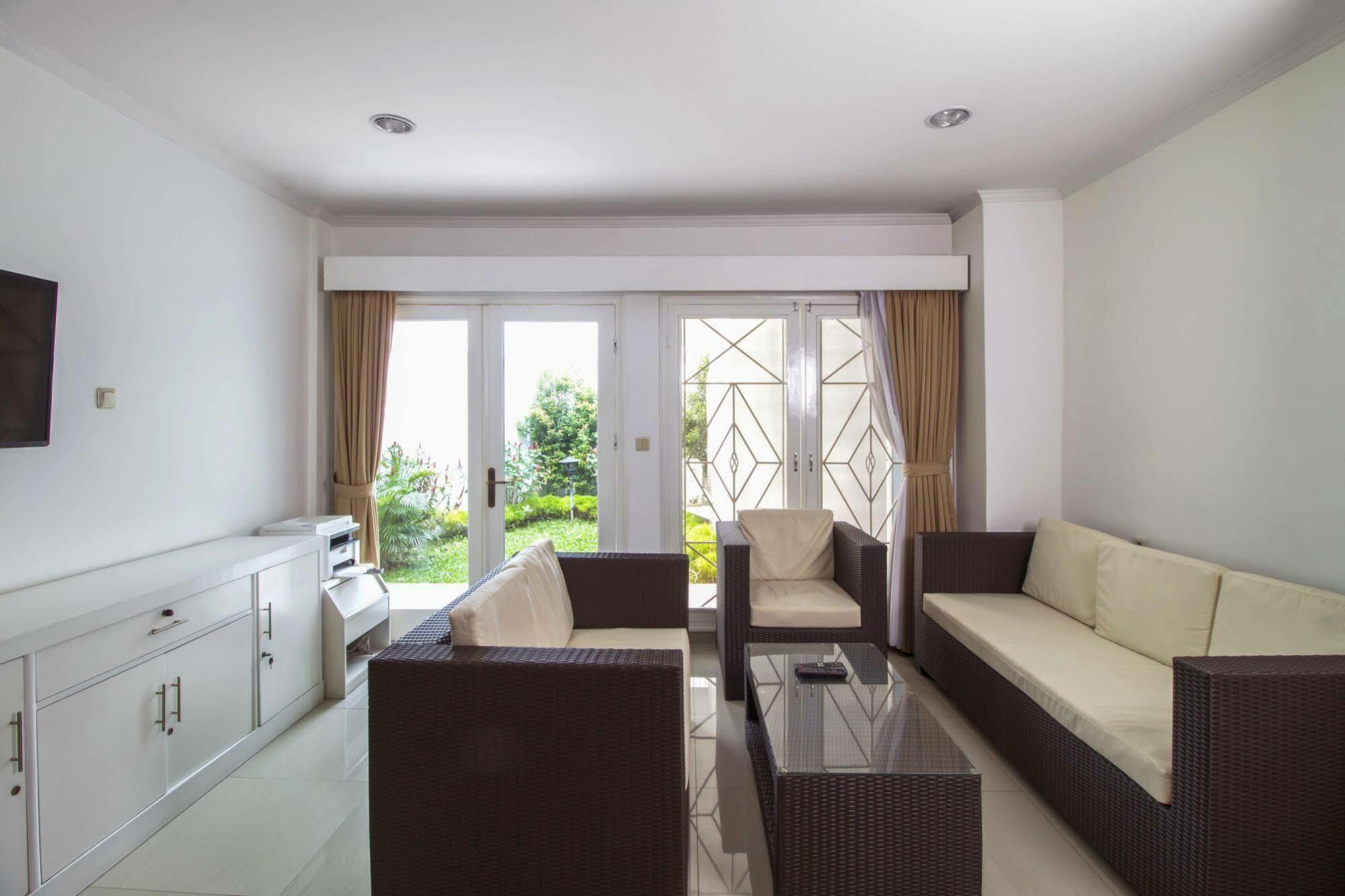 Reddoorz Plus @ Tendean Jacarta Exterior foto